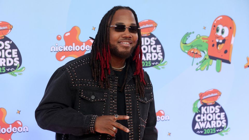 Leon Thomas zeigt auf dem roten Teppich der „Kid's Choice Awards“ ein Peace-Zeichen