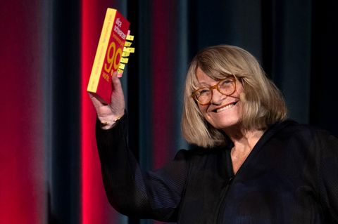 Alice Schwarzer hält ihr Buch in der Hand