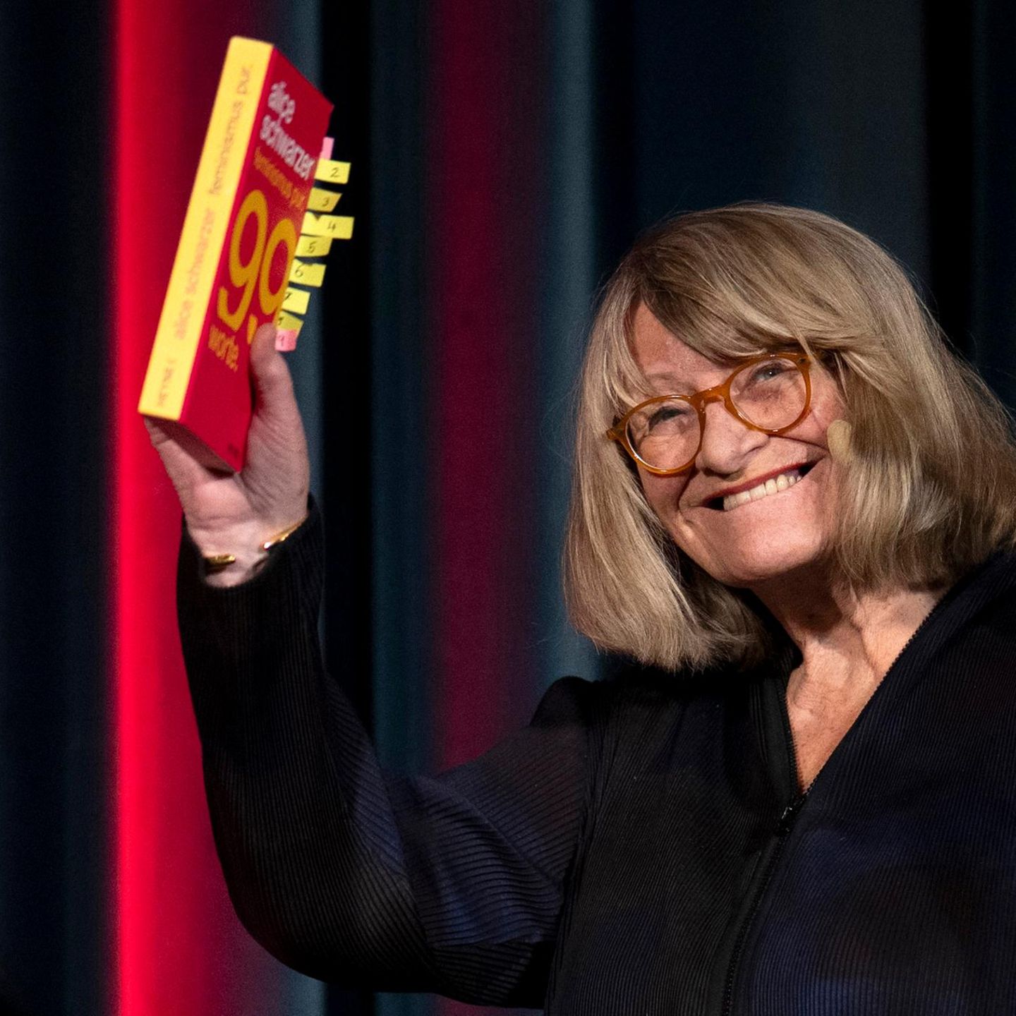 Alice Schwarzer hält ihr Buch in der Hand