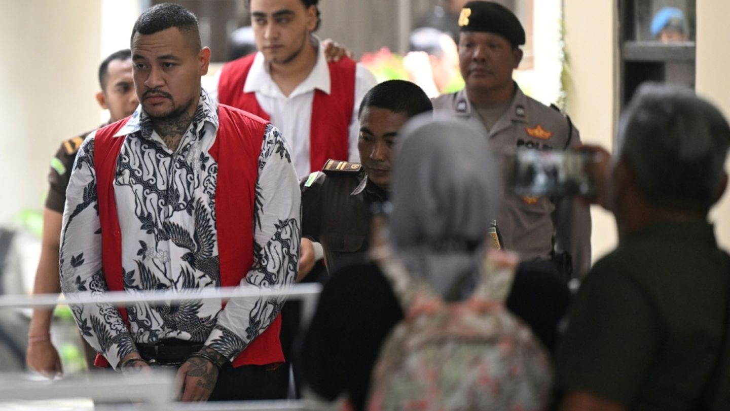 Verdächtige bei der Ankunft am Gericht