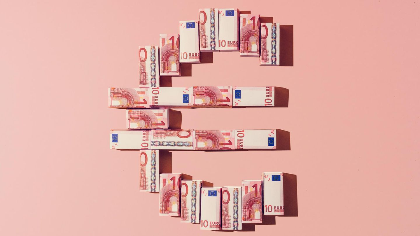 Geldscheine bilden Euro-Zeichen für die Rente