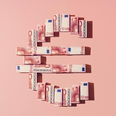 Geldscheine bilden Euro-Zeichen für die Rente