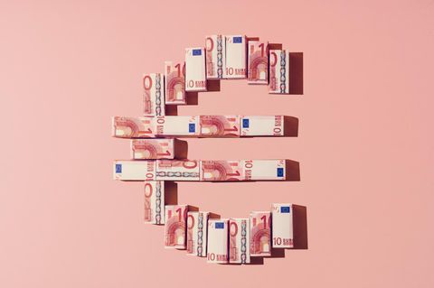 Geldscheine bilden Euro-Zeichen für die Rente