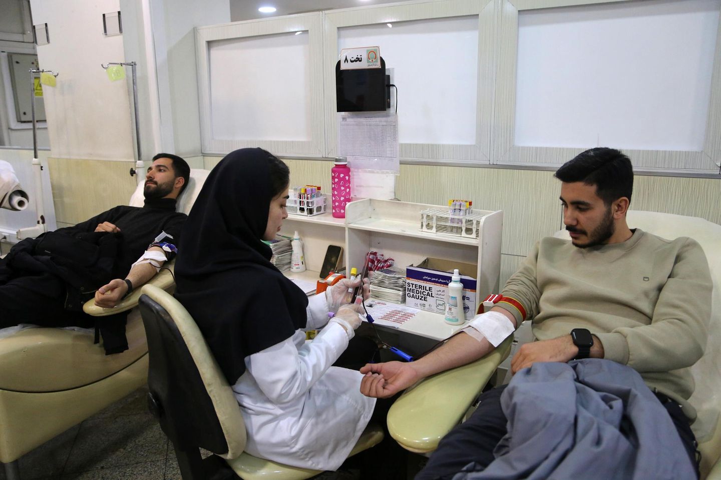 Iraner spenden in einem medizinischen Zentrum in Teheran Blut für die Verletzten des Kriegs.