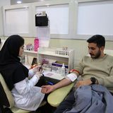 Iraner spenden in einem medizinischen Zentrum in Teheran Blut für die Verletzten des Kriegs.