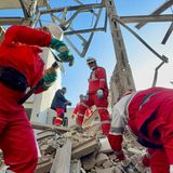 Rettungskräfte des Iranischen Roten Halbmonds (IRCS) bei Bergungsarbeiten eines Gebäudes, das bei einem Luftangriff im Iran beschädigt wurde.