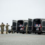 Sie kommen nach Hause: In diesen Särgen liegen die Leichen von sechs US-Soldaten, die von einer iranischen Drohne getötet wurden. Sie kommen am US-Luftwaffenstützpunkt Dover (Delaware) an.