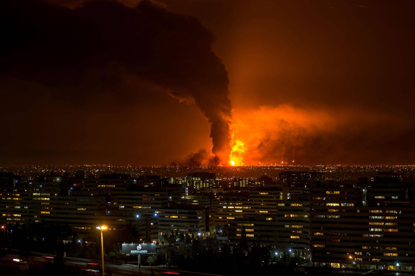 Eine gigantische Feuer- und Rauchsäule steigt über Teheran auf, nachdem am 7. März ein Öllager getroffen wurde.