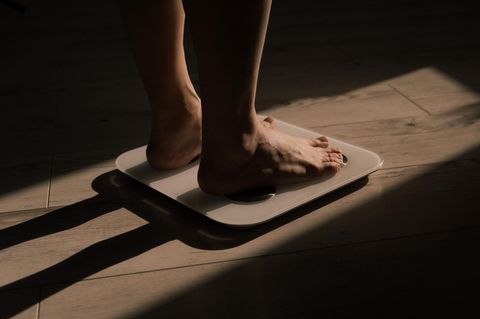 Stoffwechsel: Person steht auf einer Waage