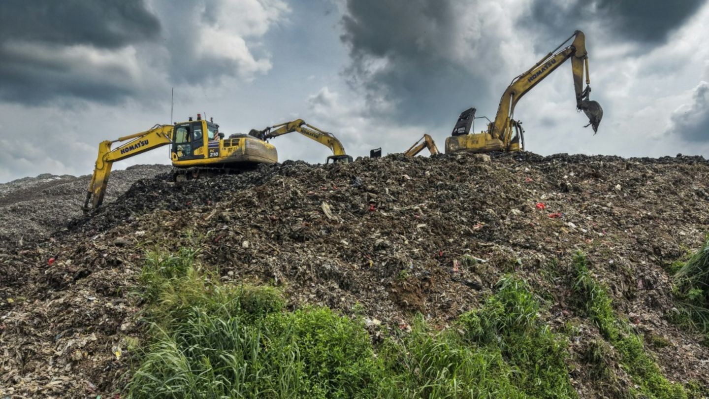 Bagger auf der Mülldeponie Bantargebang in Bekasi