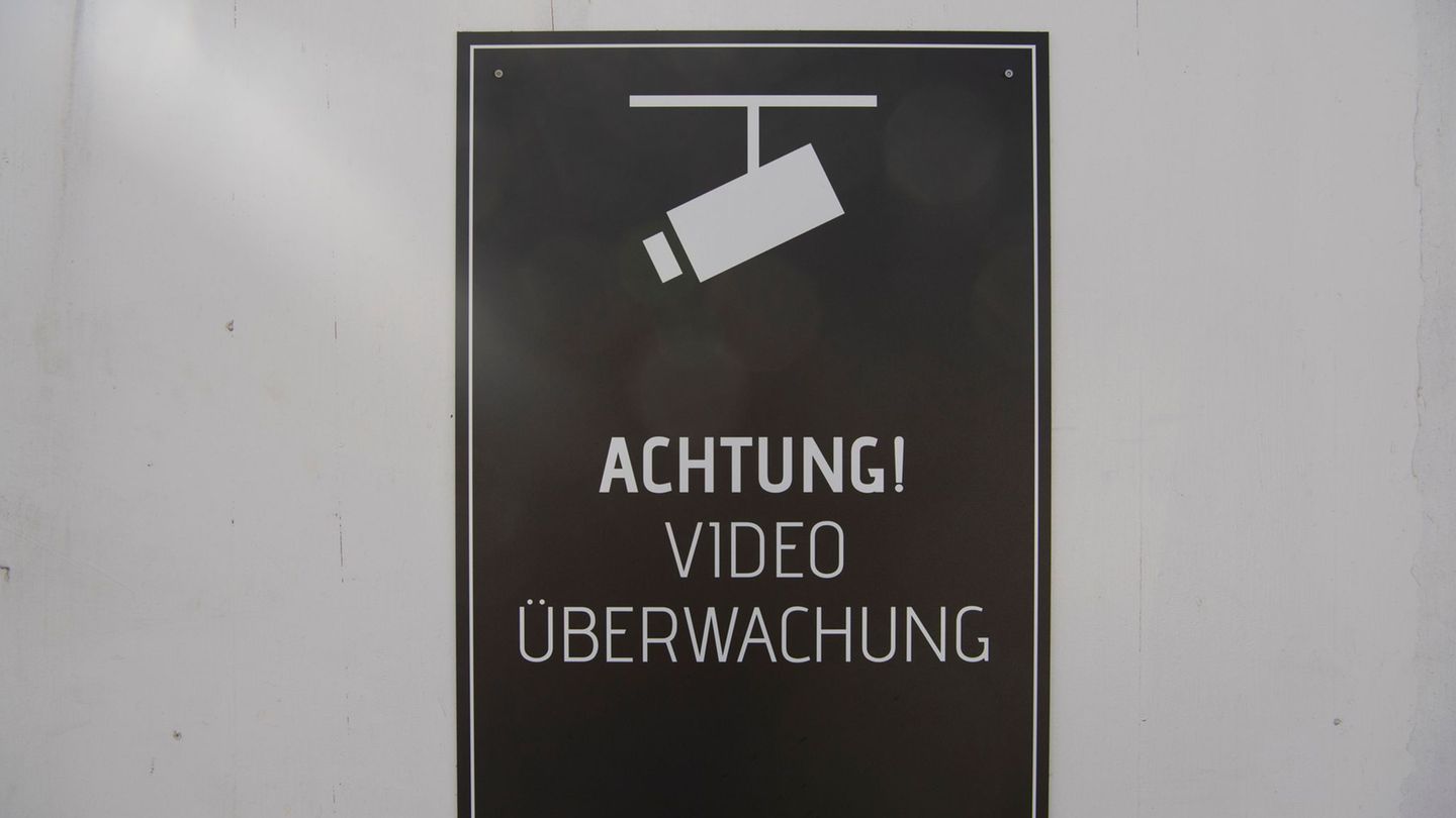 In Berlin soll Videoüberwachung kritischer Infrastruktur wie Stromnetzen künftig ohne Hinweise möglich sein. (Symbolbild) Foto: