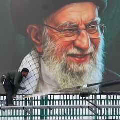 In Teheran wurden nach dem Tod von Ayatollah Chamenei gewaltige Plakate mit dem Konterfei des geistlichen Führers aufgehängt