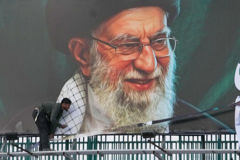 In Teheran wurden nach dem Tod von Ayatollah Chamenei gewaltige Plakate mit dem Konterfei des geistlichen Führers aufgehängt