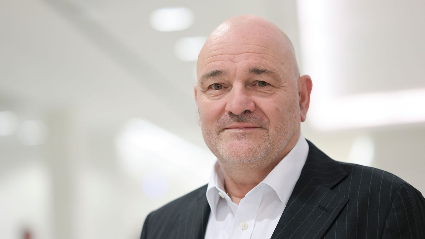 Brandenburgs Finanzminister Robert Crumbach (parteilos) stellt die Zahlen der Förderbank des Landes für 2025 vor (Archivbild). F