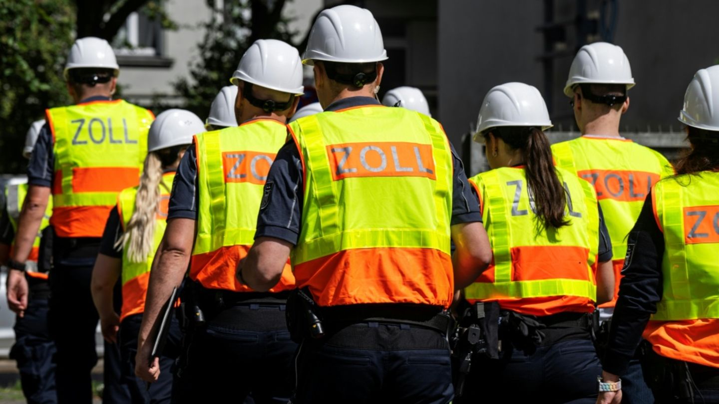 Einsatzkräfte von Zoll bei Razzia