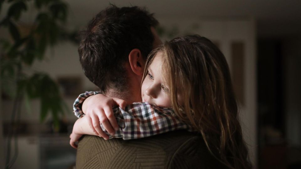 Vater hält seine Tochter im Arm