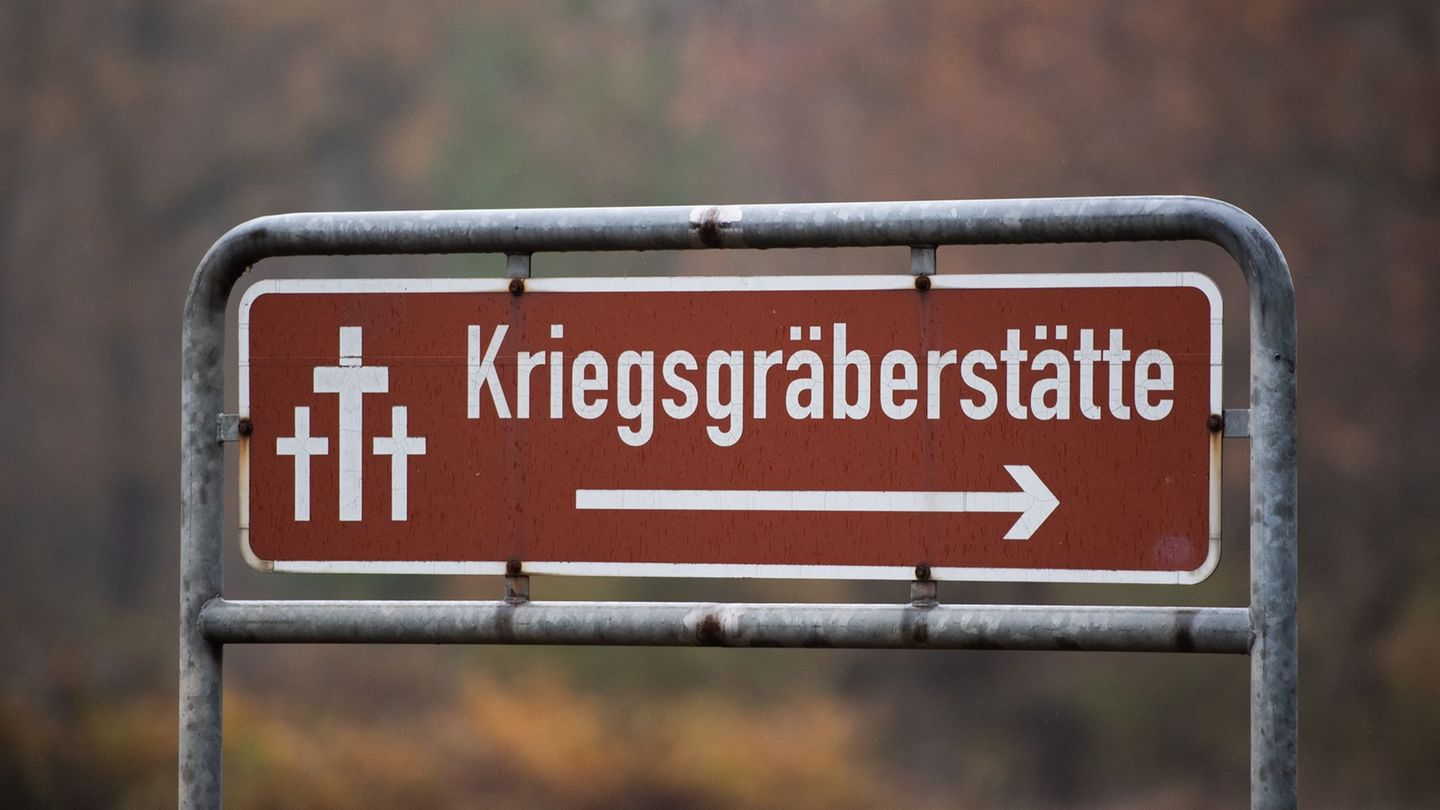 Polizei ermittelt: Kerzen mit Logo rechtsextremer Partei auf Kriegsgräberstätte