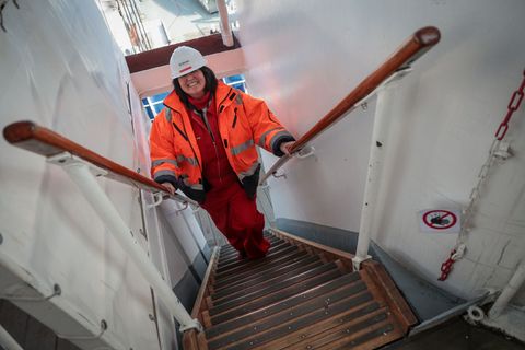 Gaby Liedtke wird diese Treppe in den nächsten Tagen wieder auf Hochglanz bringen. Foto: Focke Strangmann/dpa
