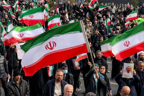 Anhänger Chameneis versammeln sich in Teheran