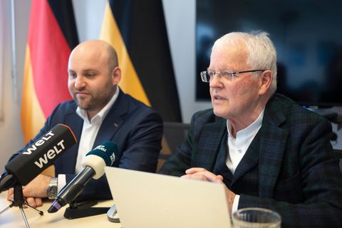 Die AfD mit Kandidat Markus Frohmaier (l) an der Spitze konnte ihr Ergebnis im Vergleich zur Landtagswahl 2021 verdoppeln. Foto: