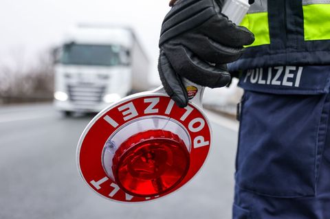 Polizisten aus Niedersachsen und Sachsen-Anhalt kontrollieren künftig zusammen auf der A2. (Archivbild) Foto: Jan Woitas/dpa