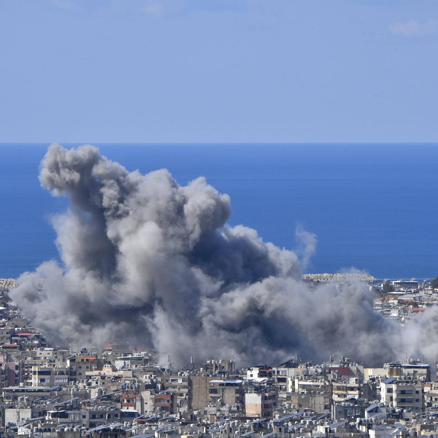 Über dem Dahieh-Viertel von Beirut, Libanon, steigt Rauch auf,