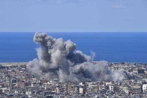 Über dem Dahieh-Viertel von Beirut, Libanon, steigt Rauch auf,