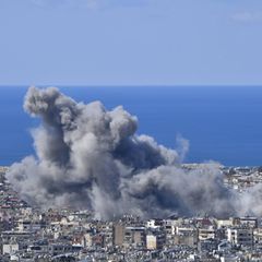 Über dem Dahieh-Viertel von Beirut, Libanon, steigt Rauch auf,