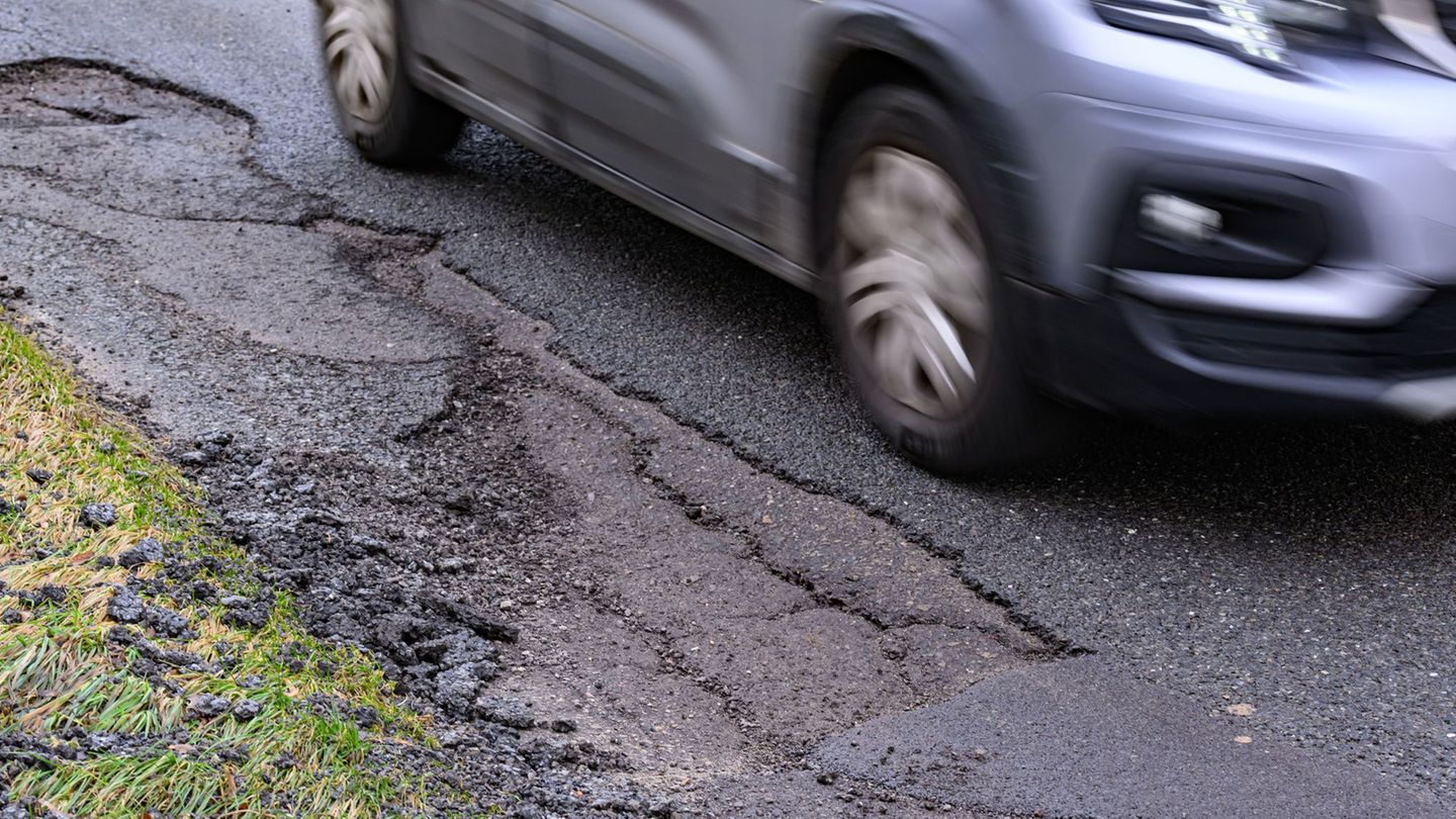 Neben Schlaglöchern können auch viele weitere Probleme gemeldet werden. (Symbolbild) Foto: Patrick Pleul/dpa