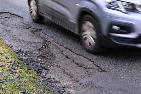 Neben Schlaglöchern können auch viele weitere Probleme gemeldet werden. (Symbolbild) Foto: Patrick Pleul/dpa
