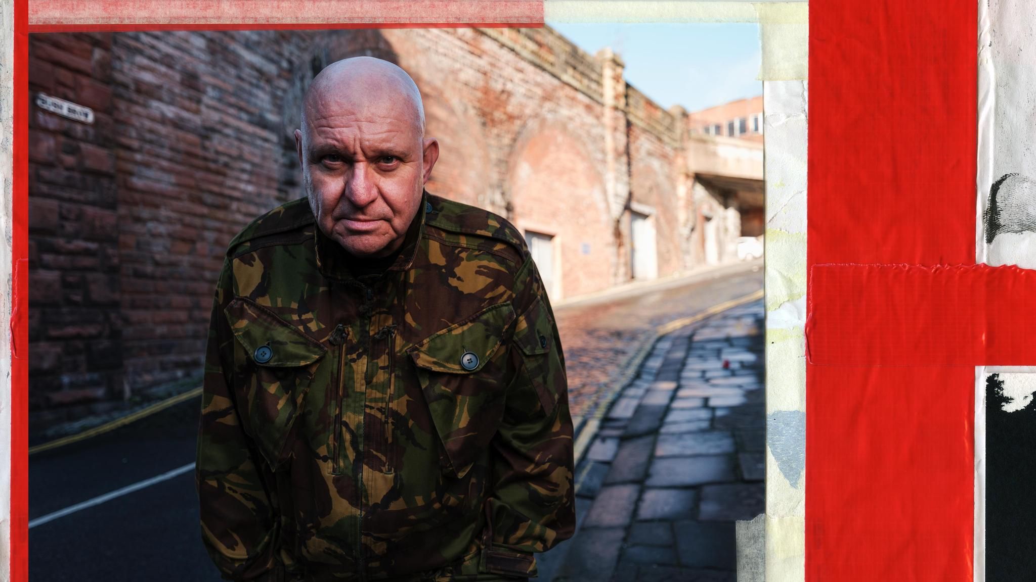 Craven auf einer Kopfsteinpflasterstraße, umgeben von eine Collage aus Textausschnitten