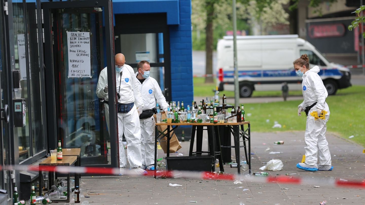 Spurensicherung am Tatort vor einer Bar. (Archivbild) Foto: Christian Müller/Christian Müller TV/dpa