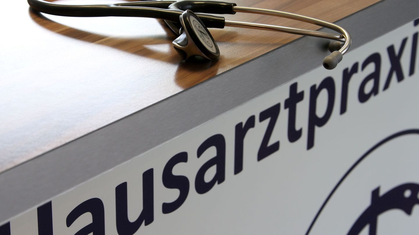 In Thüringen sind viele Menschen einer Umfrage zufolge zufrieden mit der Hausarztversorgung. (Symbolbild) Foto: Stephan Jansen/d