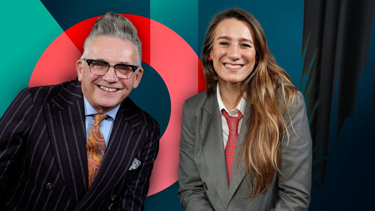 Moderatorin Jasmina Neudecker trifft in der neuen NANO Doku "Superkraft Charisma – So mächtig und so manipulativ" auf den Musiker Götz Alsmann.