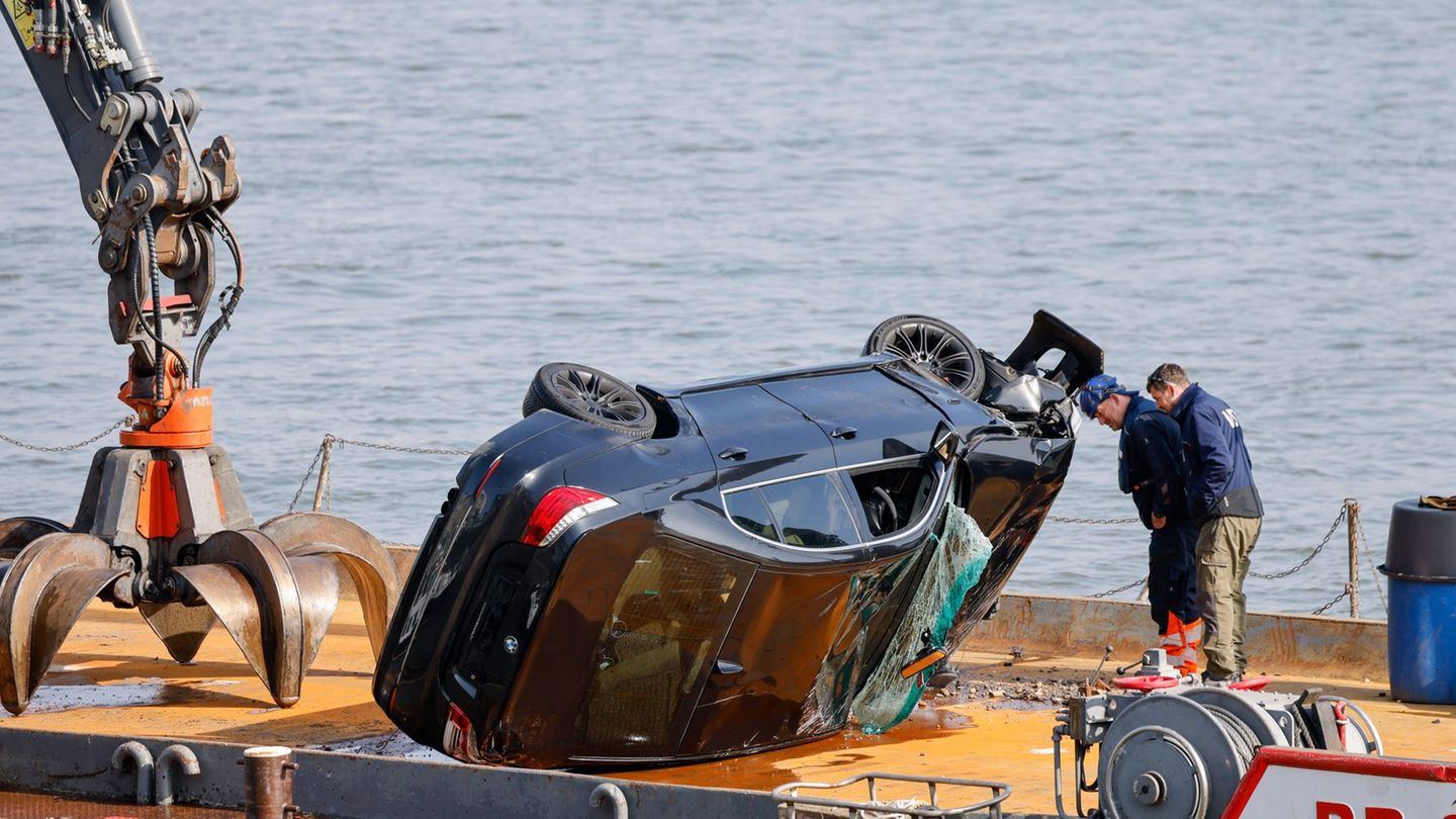 Die Insassen konnten sich beide noch aus dem sinkenden Auto befreien. Foto: Thomas Banneyer/dpa