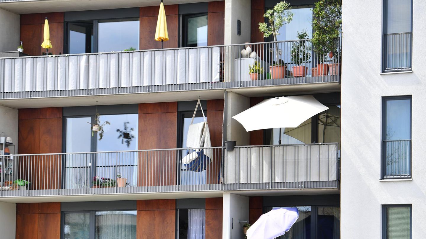 Aufgespannte Sonnenschirme auf Balkonen in Wohnungen