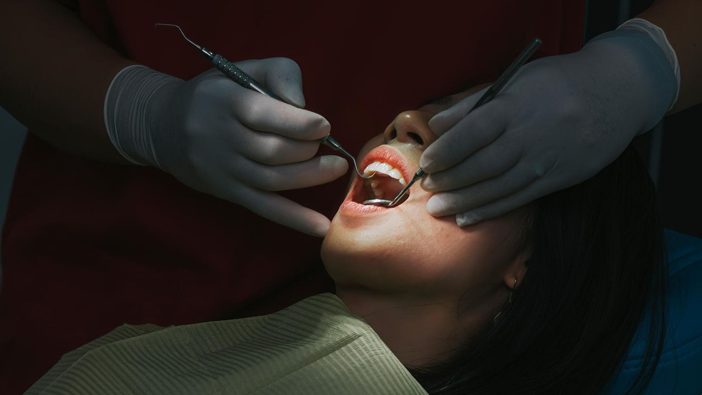 Gewaltopfer beim Zahnarzt: zahnärztouche Untersuchung mit Spiegel im Mund