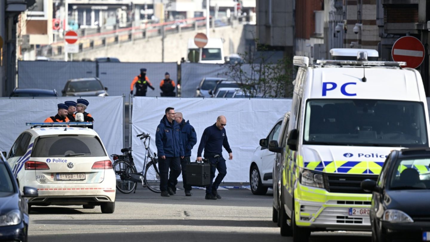 Polizeibeamte vor der Synagoge in Lüttich