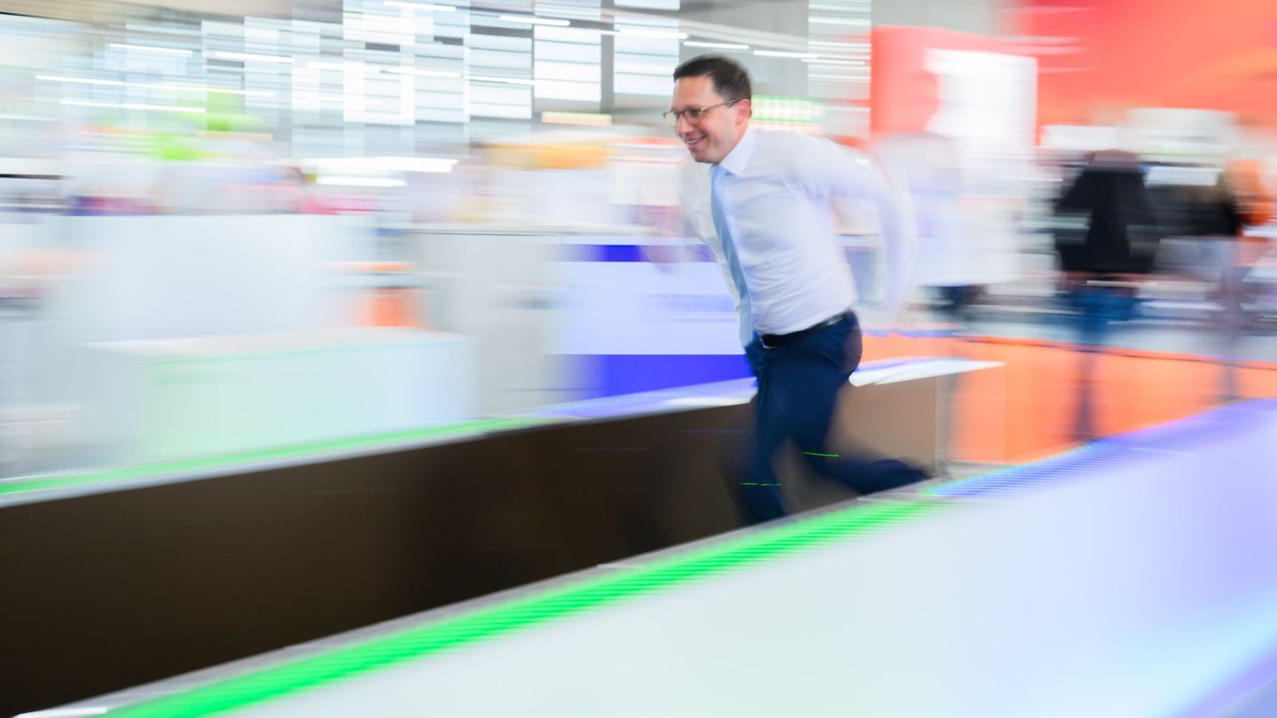 Die IdeenExpo zeige die Vielfalt möglicher Bildungs- und Berufswege auf, sagte Niedersachsens Wissenschaftsminister Falko Mohrs