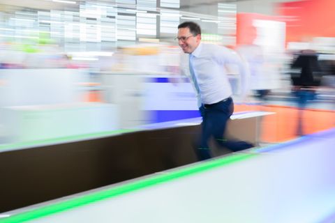 Die IdeenExpo zeige die Vielfalt möglicher Bildungs- und Berufswege auf, sagte Niedersachsens Wissenschaftsminister Falko Mohrs