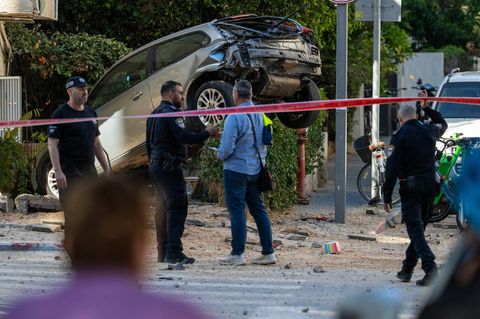 In Tel Aviv ragt ein kaputtes Auto mit dem Heck nach oben. Drei Menschen wurden durch Splitter eines Projektils verletzt, als am 8. März das iranische Militär die israelische Stadt beschoss. 