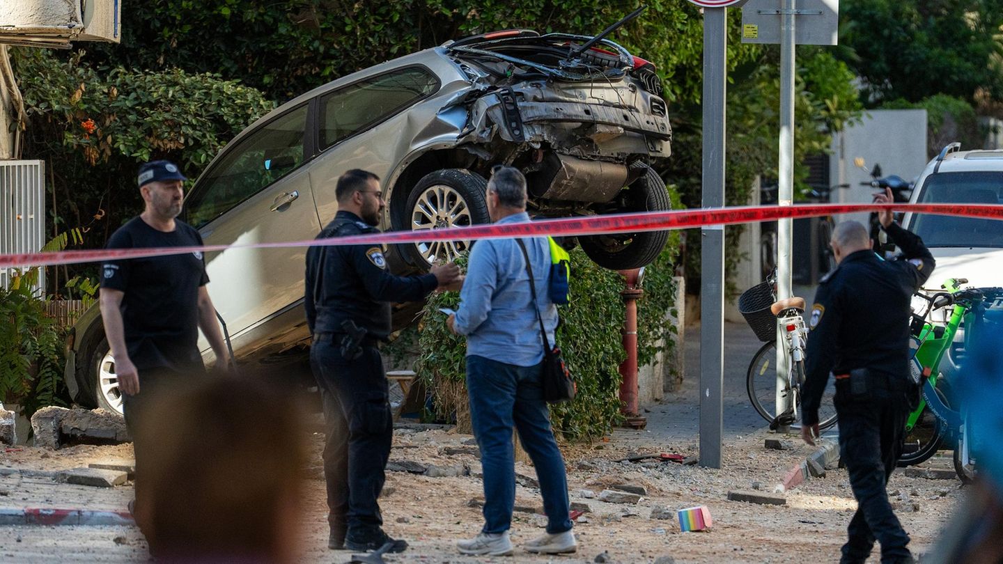 In Tel Aviv ragt ein kaputtes Auto mit dem Heck nach oben. Drei Menschen wurden durch Splitter eines Projektils verletzt, als am 8. März das iranische Militär die israelische Stadt beschoss. 