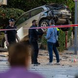 In Tel Aviv ragt ein kaputtes Auto mit dem Heck nach oben. Drei Menschen wurden durch Splitter eines Projektils verletzt, als am 8. März das iranische Militär die israelische Stadt beschoss. 