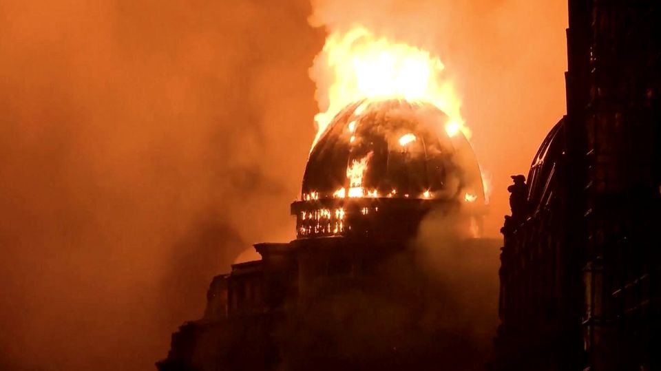 Historisches Gebäude in Flammen