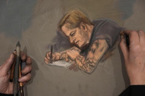 Eine Gerichtszeichnung zeigt Marius Borg Hoiby über einen Block gebeugt