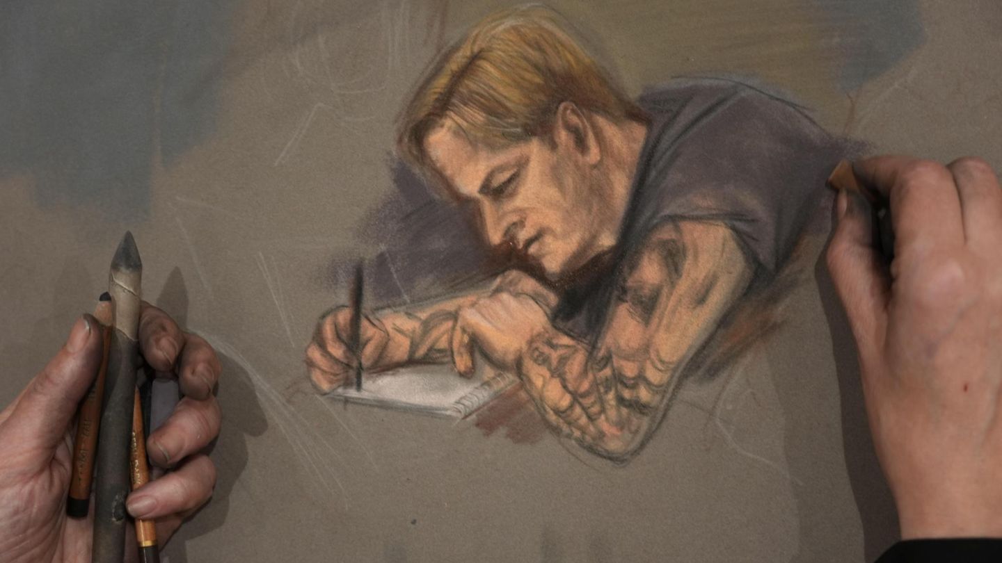 Eine Gerichtszeichnung zeigt Marius Borg Hoiby über einen Block gebeugt