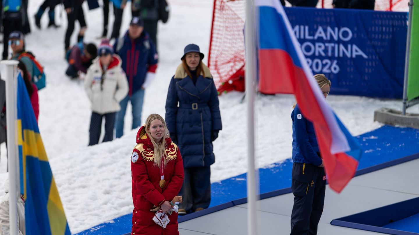 Für Siegerin Warwara Worontschichina weht die russische Fahne bei den Paralympics. Foto: Philipp von Ditfurth/dpa