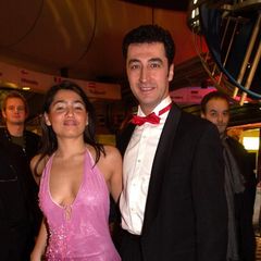Özdemir 2002 mit seiner damaligen Freundin und späteren Ehefrau Pia Castro, mit der er zwei Kinder hat, auf der Echo-Verleihung. Es folgt der erste Bruch seiner Karriere: Der Grüne hat einen Privatkredit von über 80.000 Euro erhalten und dienstlich erworbene Bonusmeilen auf Flügen privat in Anspruch genommen. Özdemir tritt von seinem Amt als innenpolitischer Sprecher zurück und verzichtet auf die nächste Bundestagskandidatur