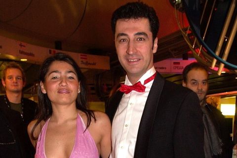 Özdemir 2002 mit seiner damaligen Freundin und späteren Ehefrau Pia Castro, mit der er zwei Kinder hat, auf der Echo-Verleihung. Es folgt der erste Bruch seiner Karriere: Der Grüne hat einen Privatkredit von über 80.000 Euro erhalten und dienstlich erworbene Bonusmeilen auf Flügen privat in Anspruch genommen. Özdemir tritt von seinem Amt als innenpolitischer Sprecher zurück und verzichtet auf die nächste Bundestagskandidatur