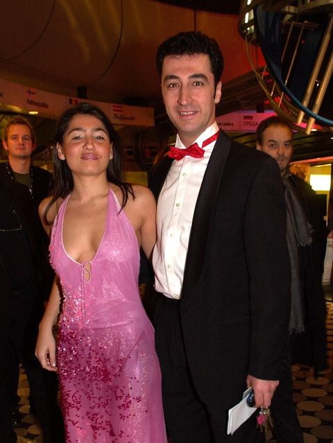 Özdemir 2002 mit seiner damaligen Freundin und späteren Ehefrau Pia Castro, mit der er zwei Kinder hat, auf der Echo-Verleihung. Es folgt der erste Bruch seiner Karriere: Der Grüne hat einen Privatkredit von über 80.000 Euro erhalten und dienstlich erworbene Bonusmeilen auf Flügen privat in Anspruch genommen. Özdemir tritt von seinem Amt als innenpolitischer Sprecher zurück und verzichtet auf die nächste Bundestagskandidatur